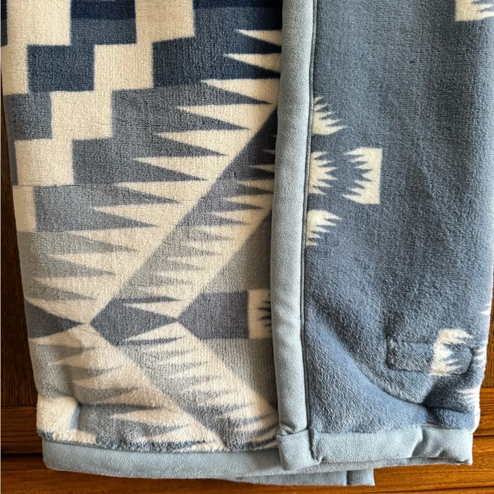 Pendleton Oversized Blue and White Geometric Blanket Throw 60”x80”